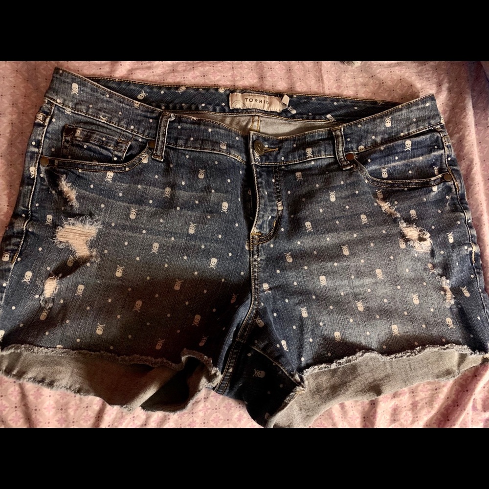 Torrid denim jean skull shorts size 16